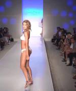 Daniela Lopez On The Runway (X-Post From R/Onstagegw)