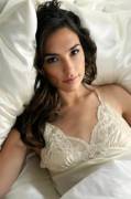 Gal Gadot Would Honestly Be The Perfect Wife, Imagine Waking Up To This Sight Every ...