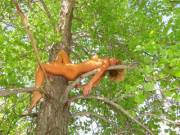 Visitors Caught This Wild Girl Sleeping Peacefully On A Tree Branch To Avoid Predators